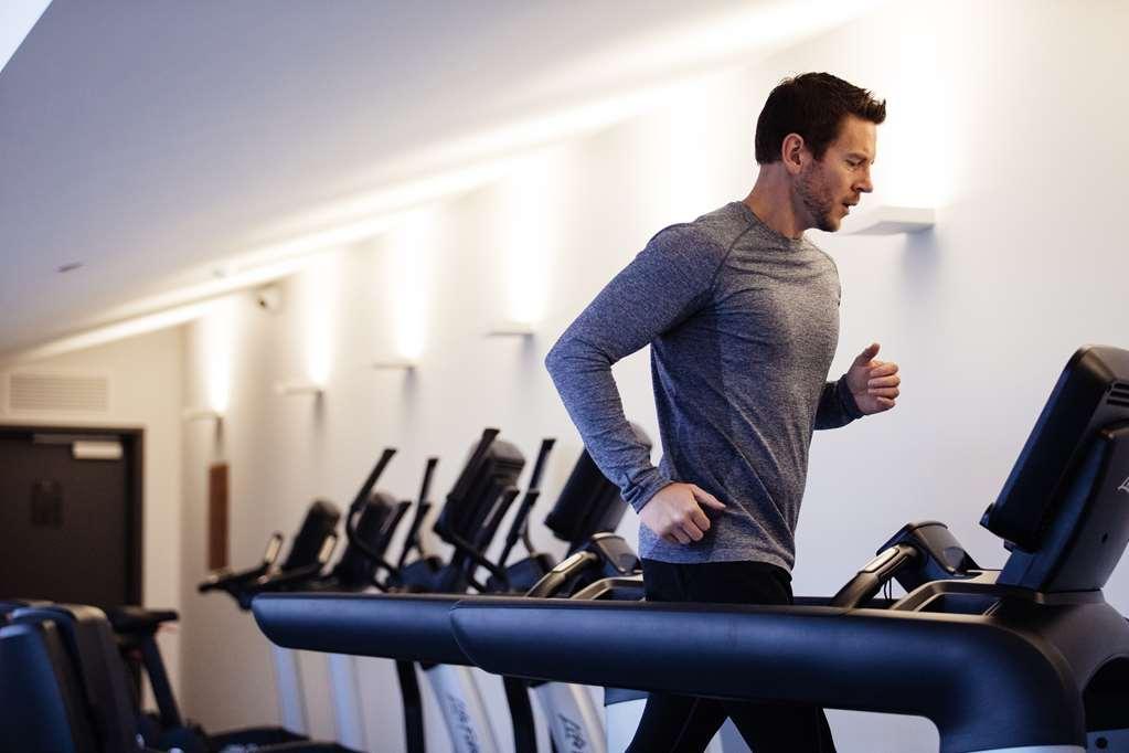 Macq 01 Hotel Hobart Facilidades foto A man on a treadmill